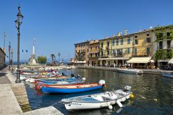 giornata di sole nel porto di Lazise in Veneto - © Fulcanelli / Shutterstock.com 
