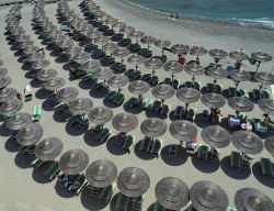 Gli ombrelloni in un bagno nella grande spiaggia di Varazze in Liguria.