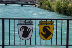 Gli stemmi delle due città di Interlaken e Unterseen lungo il fiume Aar, Svizzera. Assieme a Matten bei Interlaken, questi due comuni costituiscono un piccolo agglomerato urbano di circa ...