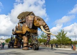 Il Grande Elefante del parco Les machines de l'ile di Nantes, Francia. Questo parco divertimenti sorge sul sito di un antico cantiere navale: vi si incontrano elefanti meccanici, ragni giganti ...