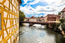 Un grazioso panorama del vecchio Municipio di Bamberga con il ponte sul fiume Regnitz, Germania.
 