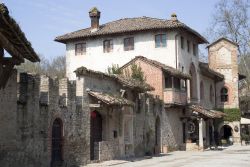 Mura medievali di Grazzano Visconti, Piacenza - Città d'arte, questo piccolo villaggio emiliano offre edifici dalle architetture suggestive impreziosite dalle mura di fortificazione ...