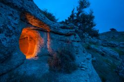 Una grotta illuminata sito archeologico di Pantalica Ferla Sicilia - © Marco Ossino / Shutterstock.com