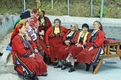 Gruppo folkloristico con i tradizionali costumi al Wonder Bridges di Chepelare, Bulgaria - © fritz16 / Shutterstock.com