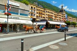 Hoeheweg Boulevard con hotels, ristoranti e negozi a Interlaken, Svizzera. La città sormontata da tre maestose montagne ( Eiger, Monch e Jungfrau) si trova fra il lago di Brienz e quello ...