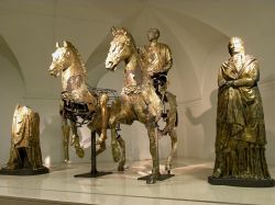 I bronzi dorati di Cartoceto di Pergola, Pesaro e Urbino. Questo gruppo scultoreo equestre di origine romana risale probabilmente al 50 a.C. e ritrae due cavalieri, due cavalli e due donne in ...