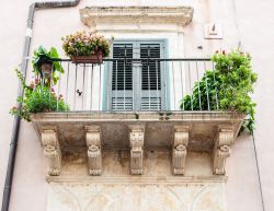 I dettagli barocchi di un balcone nel centro storico di Noto - Noto è stata definita più volte "la perfetta città barocca", è stata insignita del titolo ...