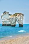 I Faraglioni di Puglia ripresi dalla spiaggia di Baia delle Zagare sul Gargano