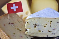 Con la tessera Alpkäse-Pass si possono degustare i formaggi dei ristoranti del percorso Bergbeizli-Weg di Fronalpstock vicino a Stoos, Svizzera.
