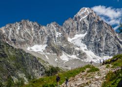 I monti Aiguilles d'Argentiere nelle Alpi sopra il ghiacciaio, Francia. E' una popolare destinazione per camminatori e scalatori - © ClimbWhenReady / Shutterstock.com