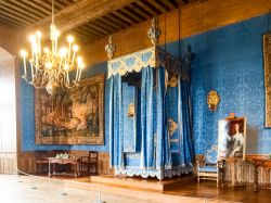 I ricchi interni del castello di Sully-sur-Loire nella regione Centro in Francia- © 209794852 / Shutterstock.com