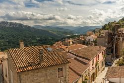 I tetti del centro storico di Gavoi in Sardegna