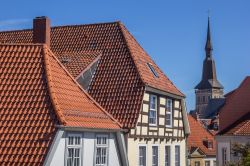 I tetti della case nel centro storico di Osnabruck, Germania. Per apprezzare questa cittadina è sufficiente ammirarne gli edifici tradizionali che si affacciano su viuzze strette e dall'aspetto ...