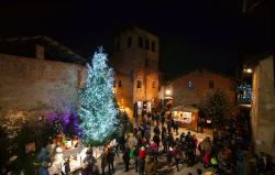Il Borgo di Babbo Natale, gli spettacolari mercatini natalizi a Ricetto di Candelo in Piemonte -Archivio Pro Loco