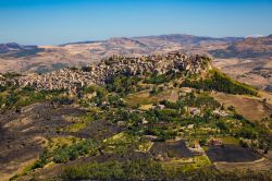 il borgo di Calascibetta in Sicilia e i Monti Nebrodi della provincia di Enna