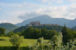 Il borgo di Frontone fotografato tra le verdi montagne delle Marche