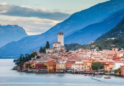 Il borgo di Malcesine e il suo castello sul Lago di Garda - © Lukasz Szwaj / Shutterstock.com