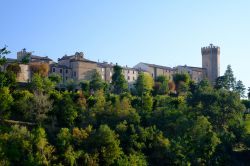 Il borgo di Moresco con la torre ettagonale, provincia di Fermo, Marche. Il villaggio sorge sulla sommità di un colle che s'innalza per poco più di 400 metri.

