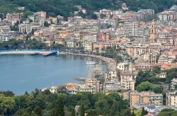 Panoramica di Rapallo: perla del Tigullio - Rapallo, nota località marinara ligure, occupa la zona occidentale del Golfo del Tigullio, uno dei territori più amati dai turisti nell'intera ...