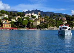 Il borgo ed il castello di Santa Margherita Ligure fotografati dal mare - © MagSpace / Shutterstock.com 
