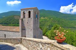 Il borgo di Vallo di Nera si erge ad est di Spoleto in Umbria, tra le montagne della Valnerina