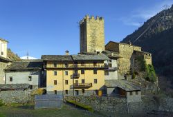 Il borgo ed il Castello di Avise in Valle d'Aosta.