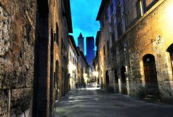 Il borgo medievale di San Gimignano, Toscana, al tramonto  - © Malachit / Shutterstock.com