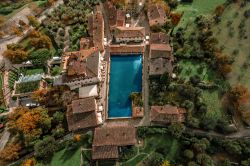 Il borgo termale di Bagno VIgnoni visto dall'alto con un drone, siamo in Toscana
