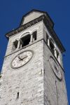 Il campanile in pietra della chiesa principale di Pogno, in Piemonte