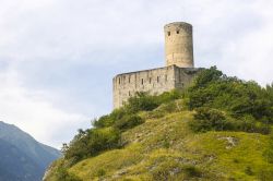 Il Castello  de la Batiaz domina il borgo di Martigny in Svizzera
