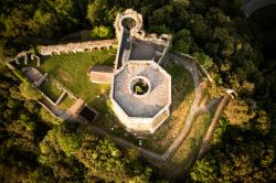 Il Castello Aghinolfi a Montignoso sulle Alpi Apuane in Toscana