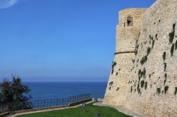Il Castello Aragonese fu eretto nel 1450 per volere di Ferdinando d’Aragona a difesa del porto di Ortona.