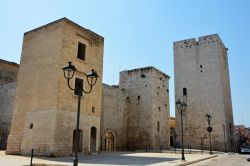 Il castello di Bisceglie, Puglia, con la torre Maestra sulla destra. Costruito su iniziativa del conte Pietro I° a partire dall'XI° secolo in epoca normanna, questo complesso architettonico ...