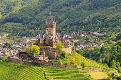 Il castello di Cochem (Germania) fu ristrutturato nel XIX secolo da un ricco signore di Berlino, che lo aveva acquistato in pessime condizioni, ormai in rovina.