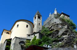 Il castello di Saint Pierre e la Chiesa Parrocchiale fotografati dal centro storico del borgo in Valle d'Aosta - © Erick Margarita Images / Shutterstock.com