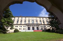 Il castello di Udine visto dagli archi della Loggia del Lippomano, Friuli Venezia Giulia. Situato in cima a un colle a 138 metri di altezza sul livello del mare, il castello di Udine è ...