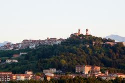 Il centro di Mondovi con in alto il Rione Breo, provincia di Cuneo (Piemonte), Italia.
