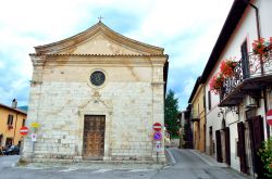 Il centro di Norcia con una chiesetta e palazzi, provincia di Perugia, Umbria - © maudanros / Shutterstock.com