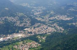 Il centro di Zogno in Val Brembana (Lombardia)