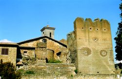 Il centro medievale del borgo di Cerveteri nel Lazio settentrionale - © Attila JANDI / Shutterstock.com