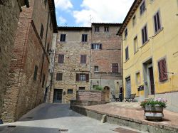 il Centro storico del borgo  di Gambassi Terme in Toscana - © Mongolo1984 - CC BY-SA 4.0, Wikipedia