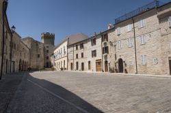Il centro storico del borgo di Moresco, Marche, con antichi edifici in pietra. Il nome Moresco potrebbe derivare dai termini morro o morrecine con il significato di luogo sassoso.

