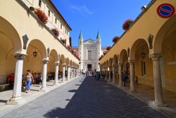 Il centro storico di Cascia in Umbria, sullo sfondo la Basilica di Santa Rita - © ValerioMei / Shutterstock.com