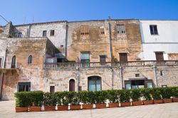 Il centro storico di Conversano, la zona del castello (Puglia) - © Mi.Ti. / Shutterstock.com