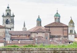 Le nuvole sui tetti di Sabbioneta - la città di Sabbioneta fu edificata secondo i principi della città ideale nel XVI secolo per volere del duca Vespasiano Gonzaga. La città ...
