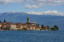 Il centro storico di Salò si protende sul Lago di Garda in Lombardia - © Harald Florian / Shutterstock.com