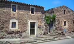 Il centro storico e le tipiche case di Ruinas in Sardegna - © Sardegna Turismo