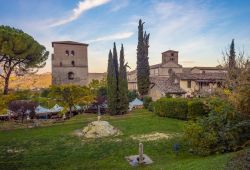 Il complesso monastico di Farfa a Fara in Sabina, costruito dai Benedettini - © ValerioMei / Shutterstock.com