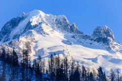 Il comprensorio sciistico Grand Montets sopra Argentiere, Francia, in inverno con la neve.



