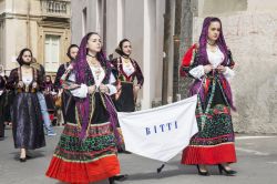 Il costume tradizionale delle donne di Bitti in Sardegna - © GIANFRI58 / Shutterstock.com